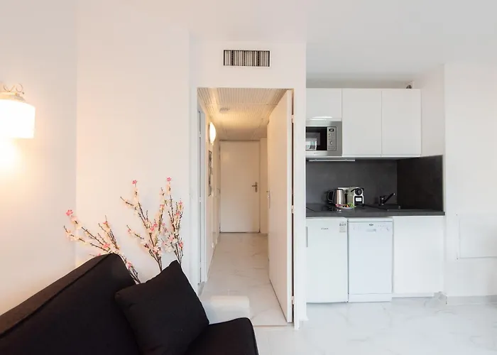 Stylish 2 Rooms In The Heart Of Cannes